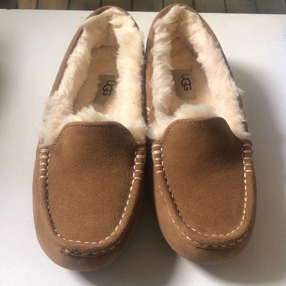BRAND NEW UGG Chestnut Moccasin Slippers with Soft Cream Lining